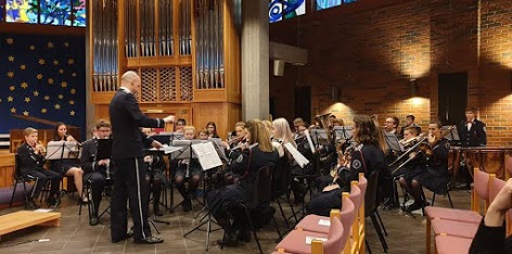 Team member of Artsy & Me, Stijn Berbé, conducting Åse Skolekorps